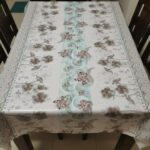 Fașă de masă la metru, cu flori roz, perle și diamante, lățime standard 140 cm - imagine 2