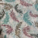 Covor la metru gri deschis, cu pene colorate, lățime standard 65 cm